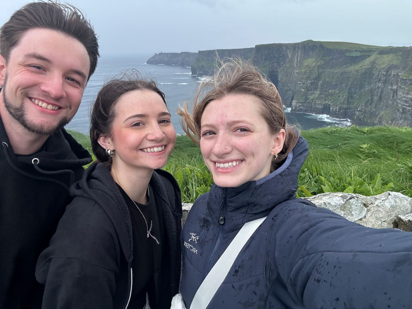 Hannah and friends taking a selfie at the Cliffs of Moher in Ireland