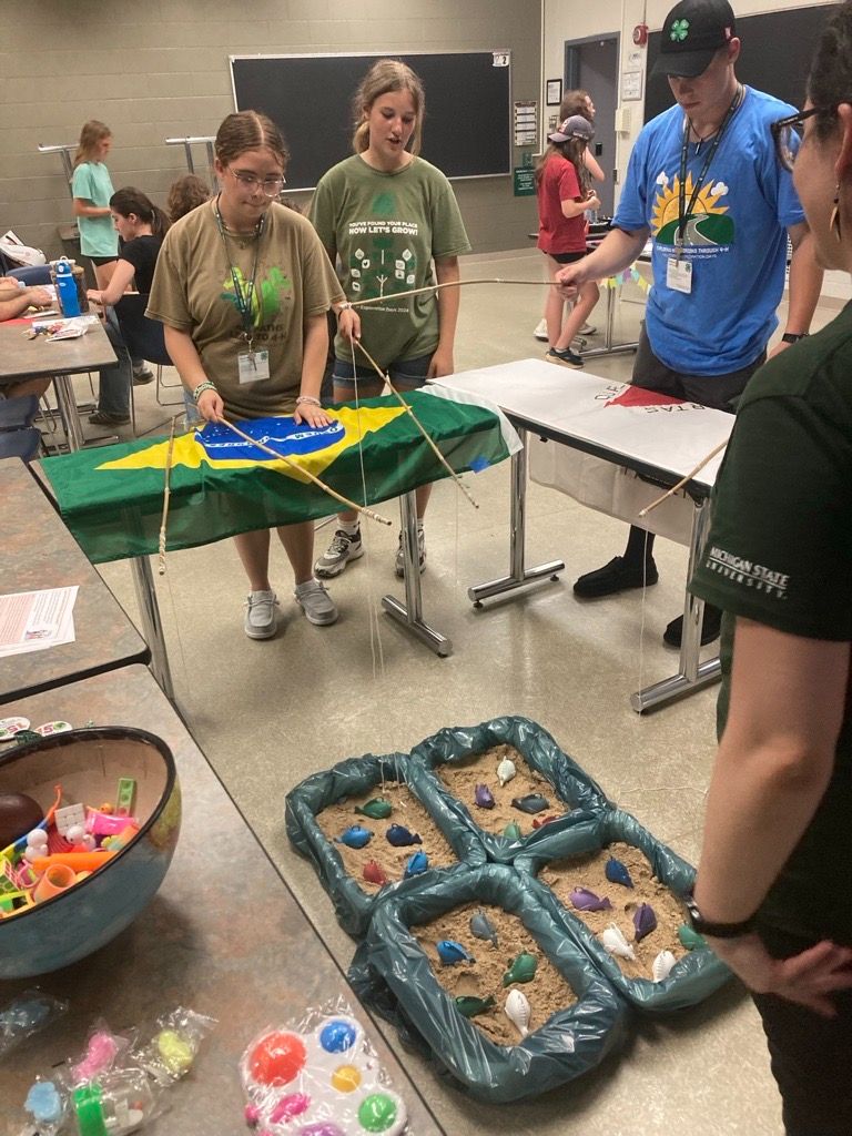 students playing pescaria