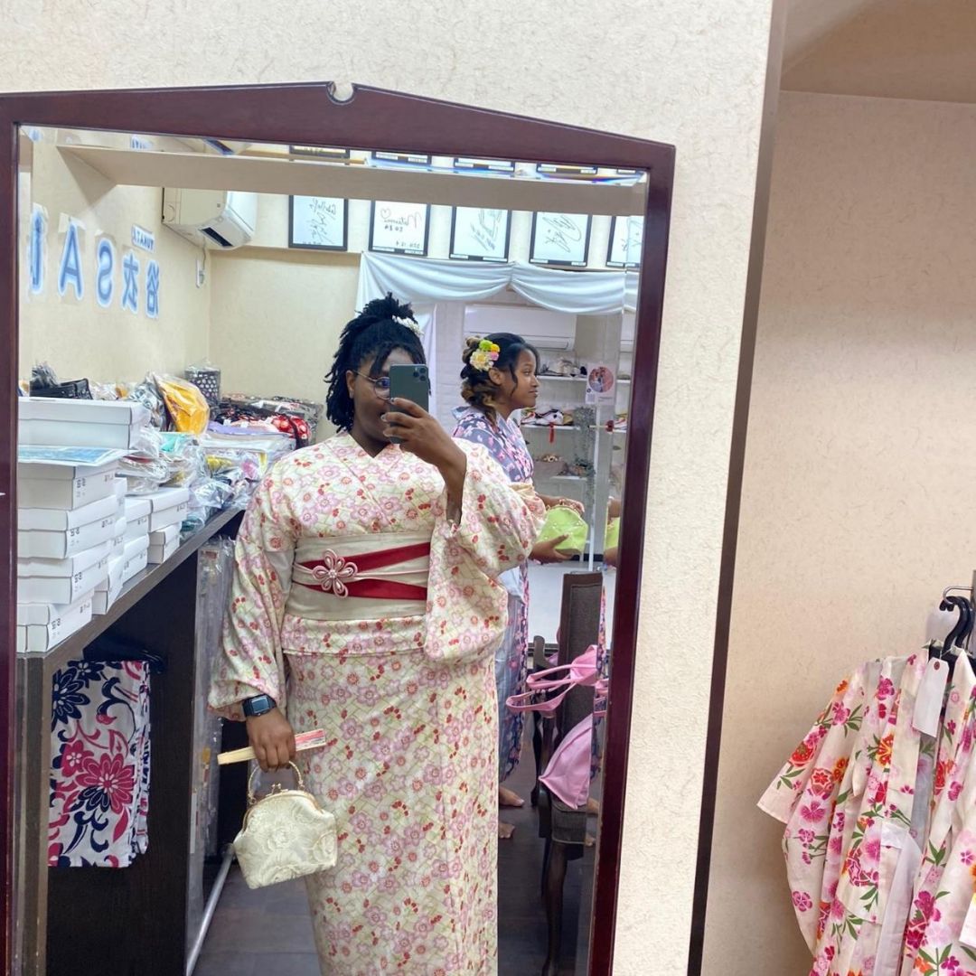 Keiara taking a selfie wearing a flowered kimono in Kyoto