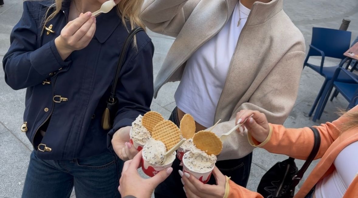 Students eating gelato