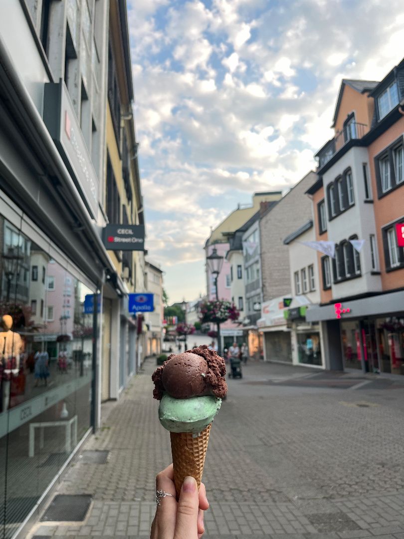 Photo of an ice cream cone in the streets of Mayen