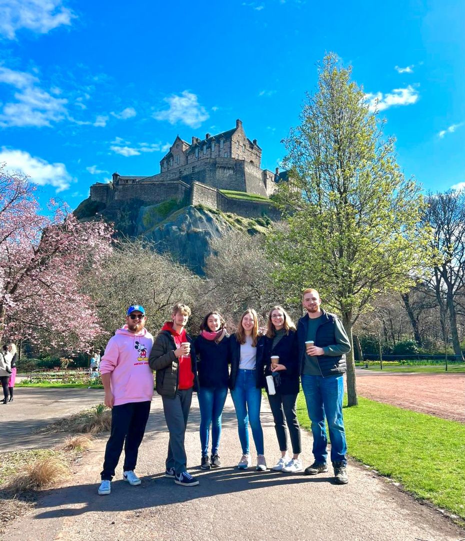 Group of student in front of Edinburg Castle in Scotland