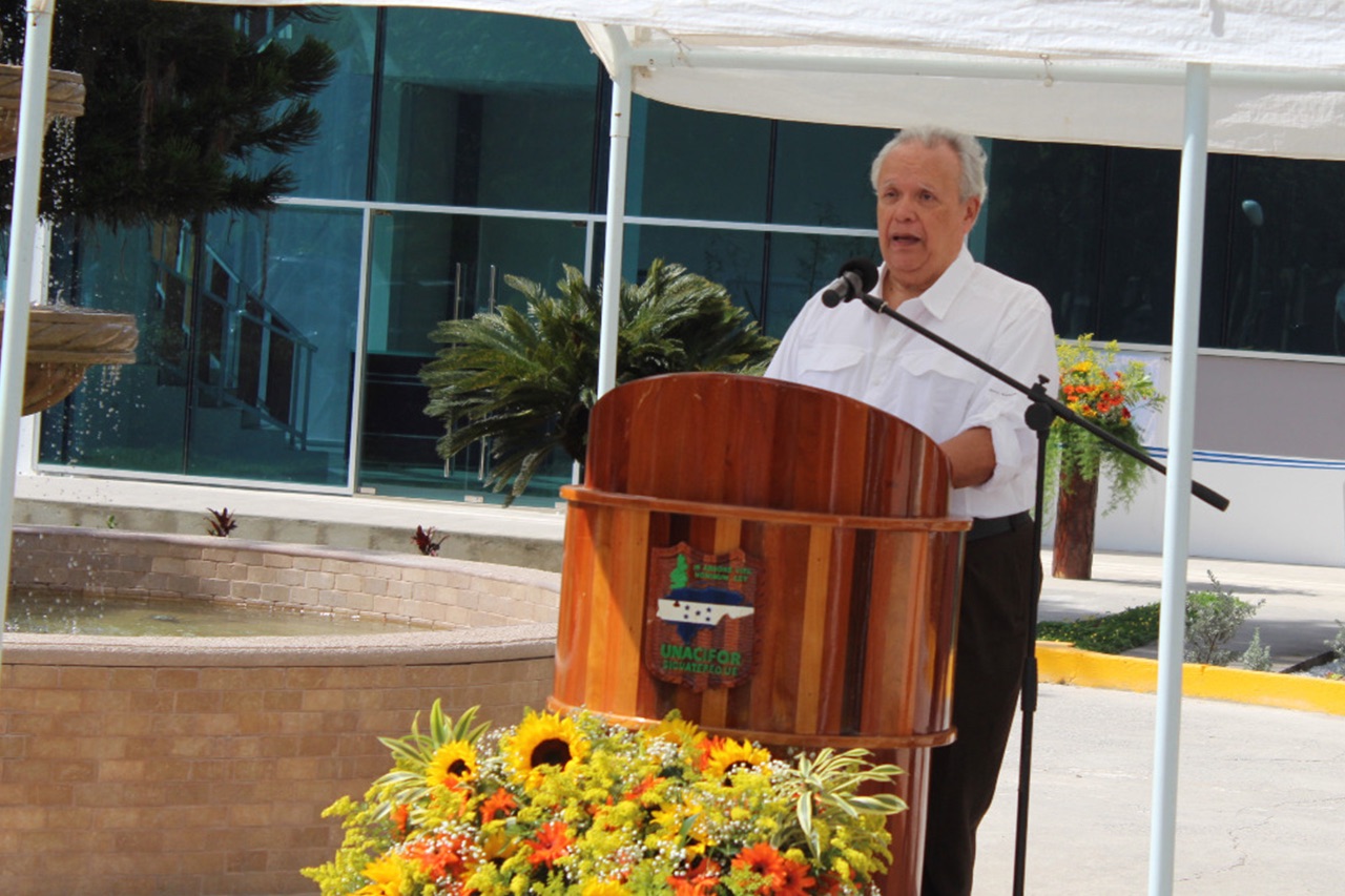 José speaking at the inauguration of the building named after him at the National Forestry University of Honduras