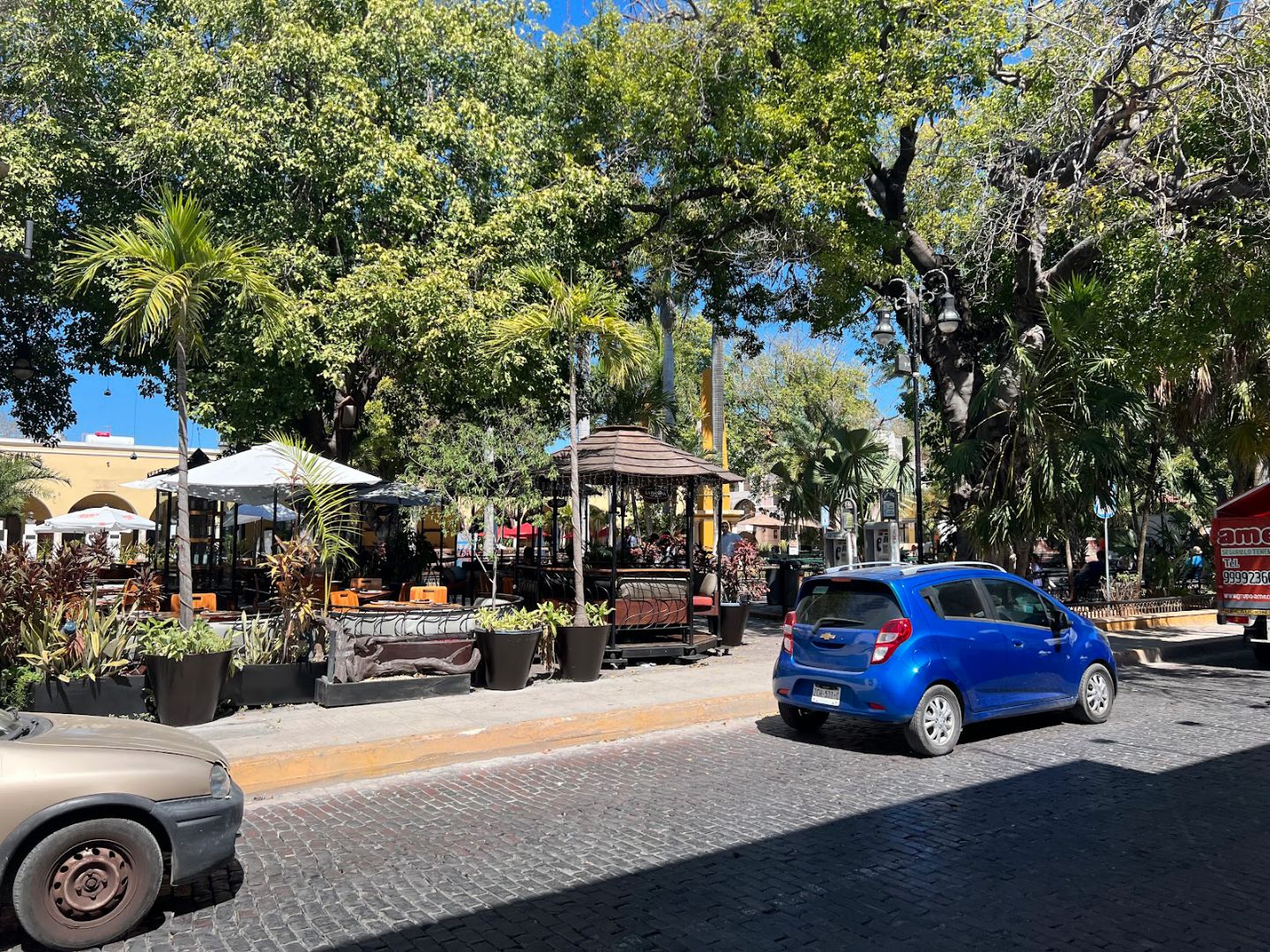 Street scence with blue car in Mexico