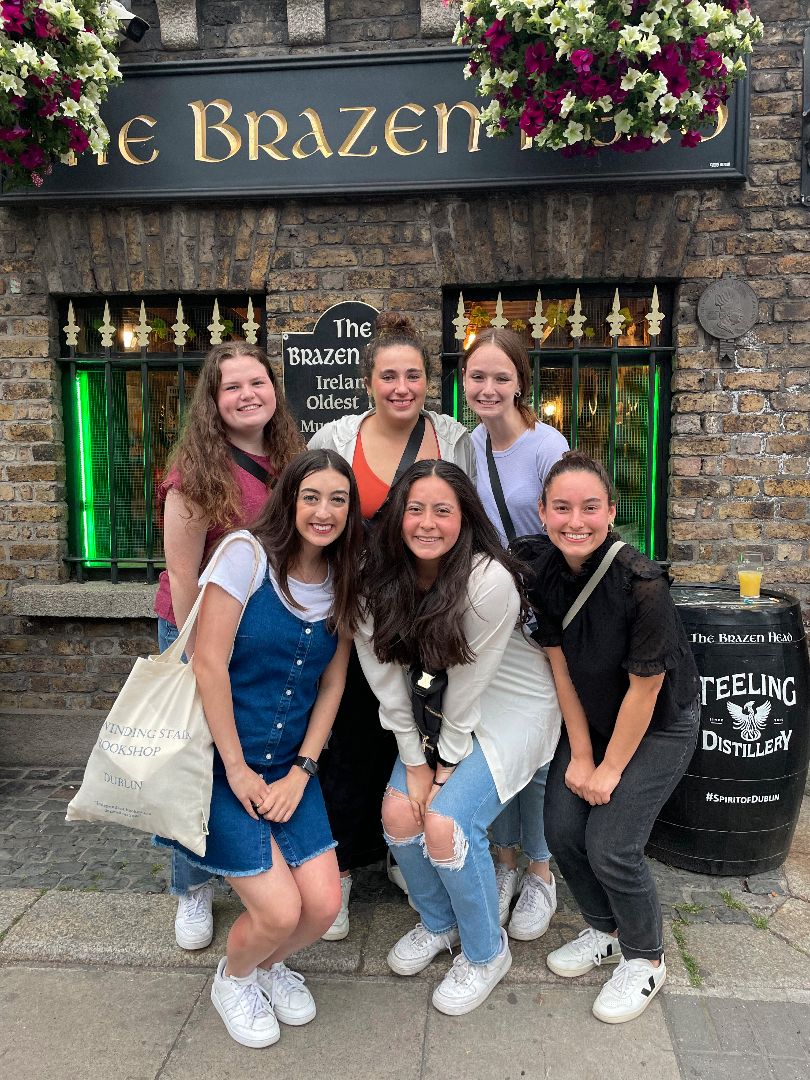 Ileana and her classmates pose in front of restaraunt in Dublin Ireland