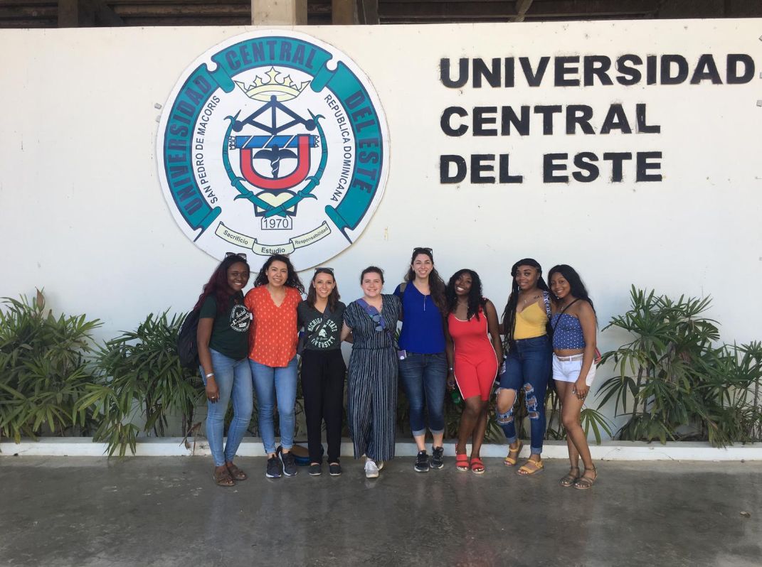 Group of students in front of the Universidad Central del Este