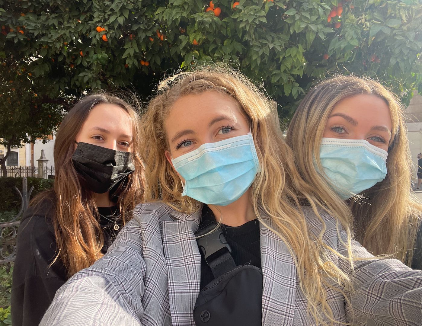 Elise wtih two other students wearing masks in Spain