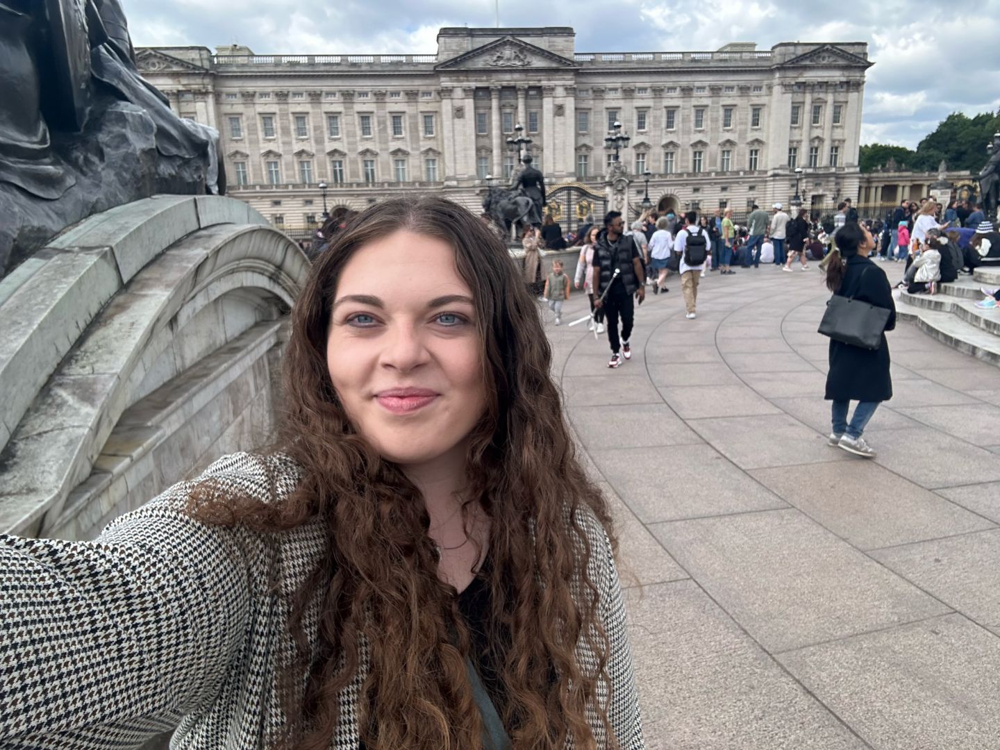 Janey taking a selfie in front of Buckingham Palace in London