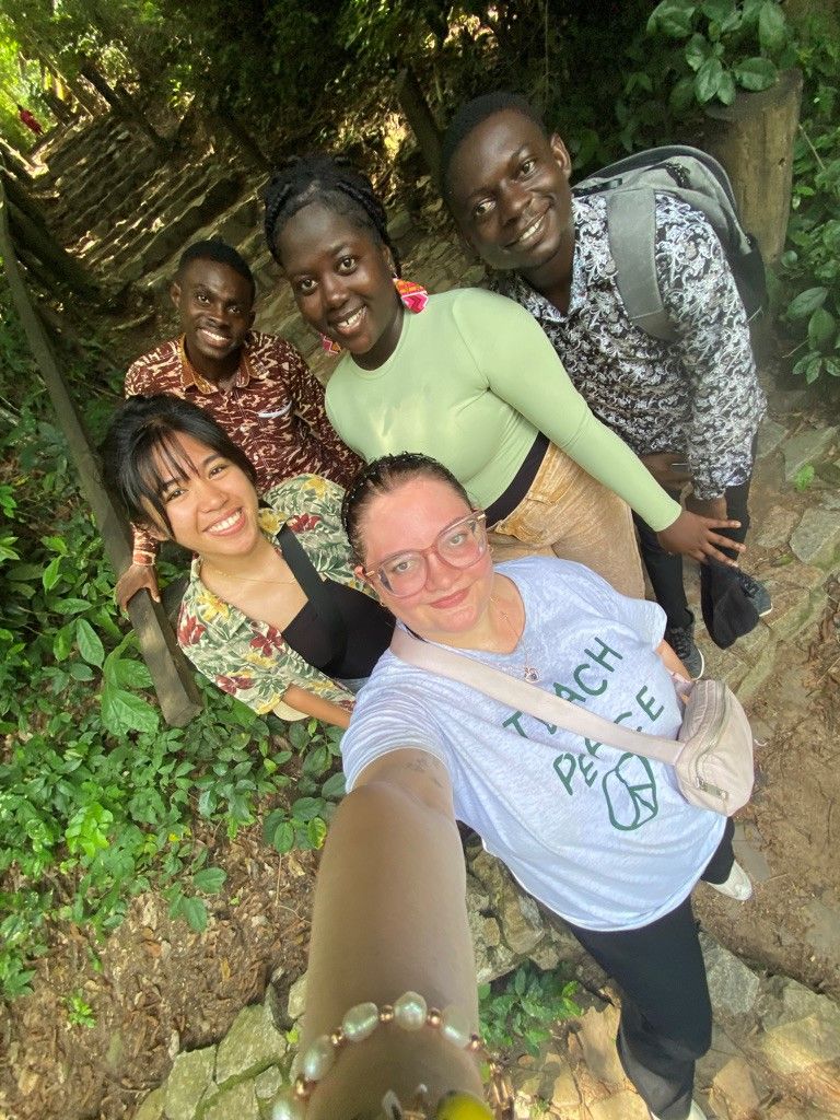 Dea and other U.S. and Ghanain students taking a selfie
