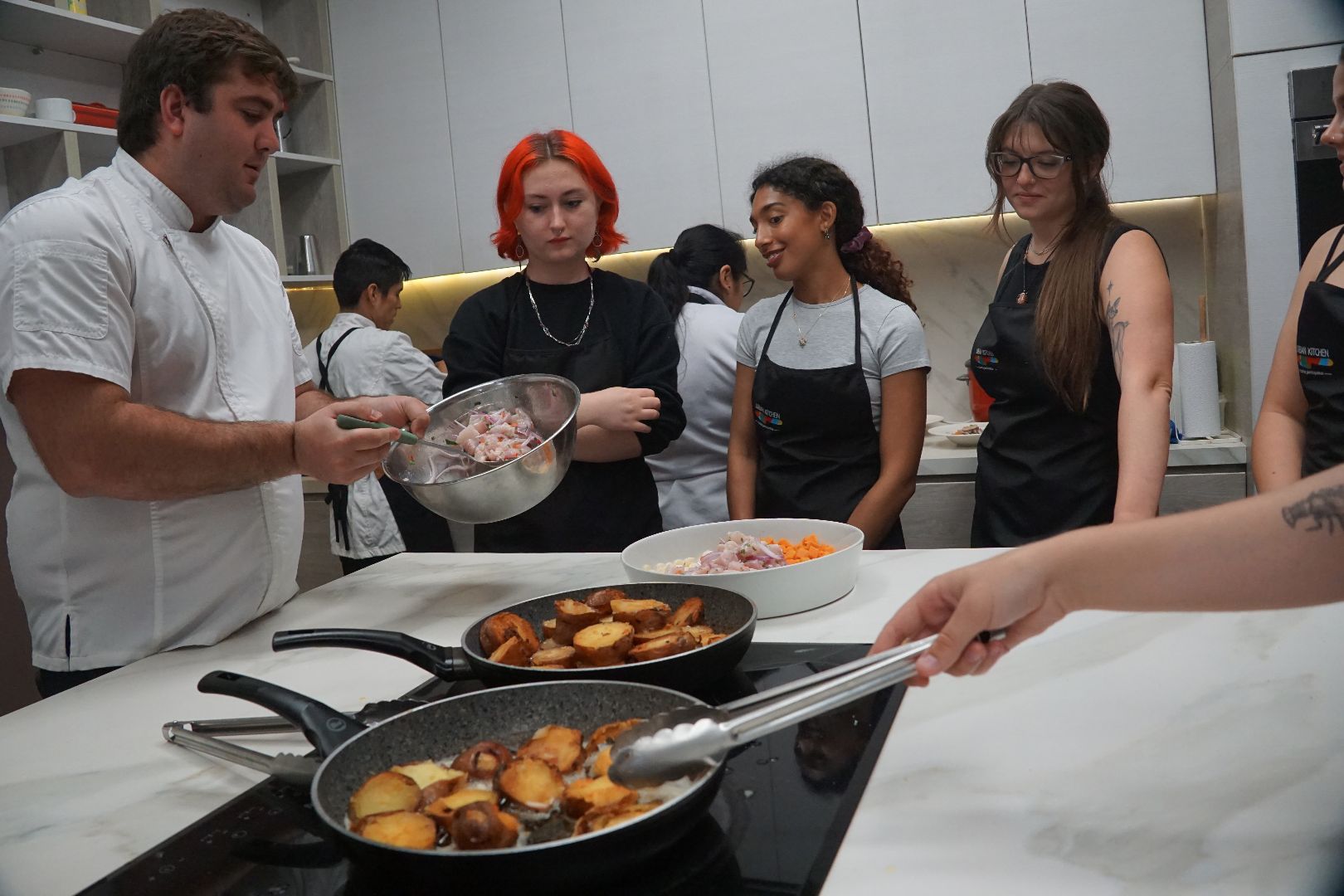 Shaelyn and other students in a cooking class in Peru