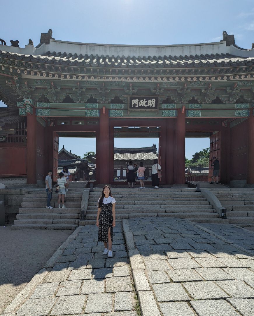 Sydney standing in front of Korean palace