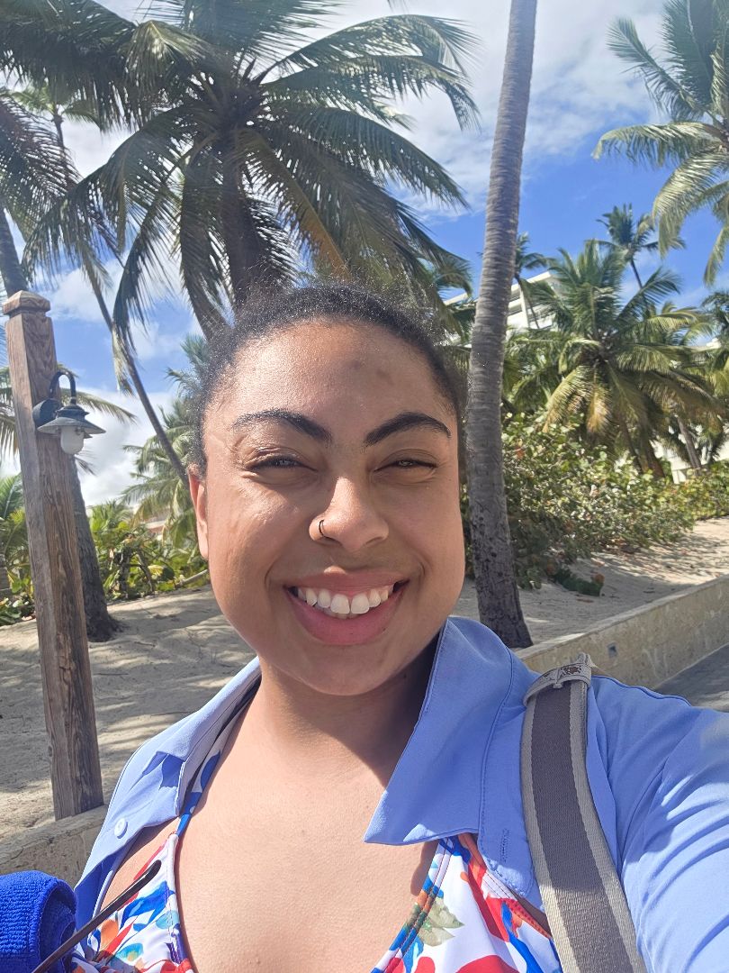 Amirah taking a selfie in front of palm trees