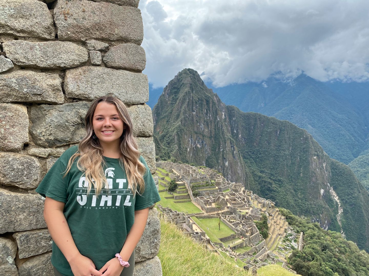 Anna wearing an MSU teeshirt standing in Maachu Pichu