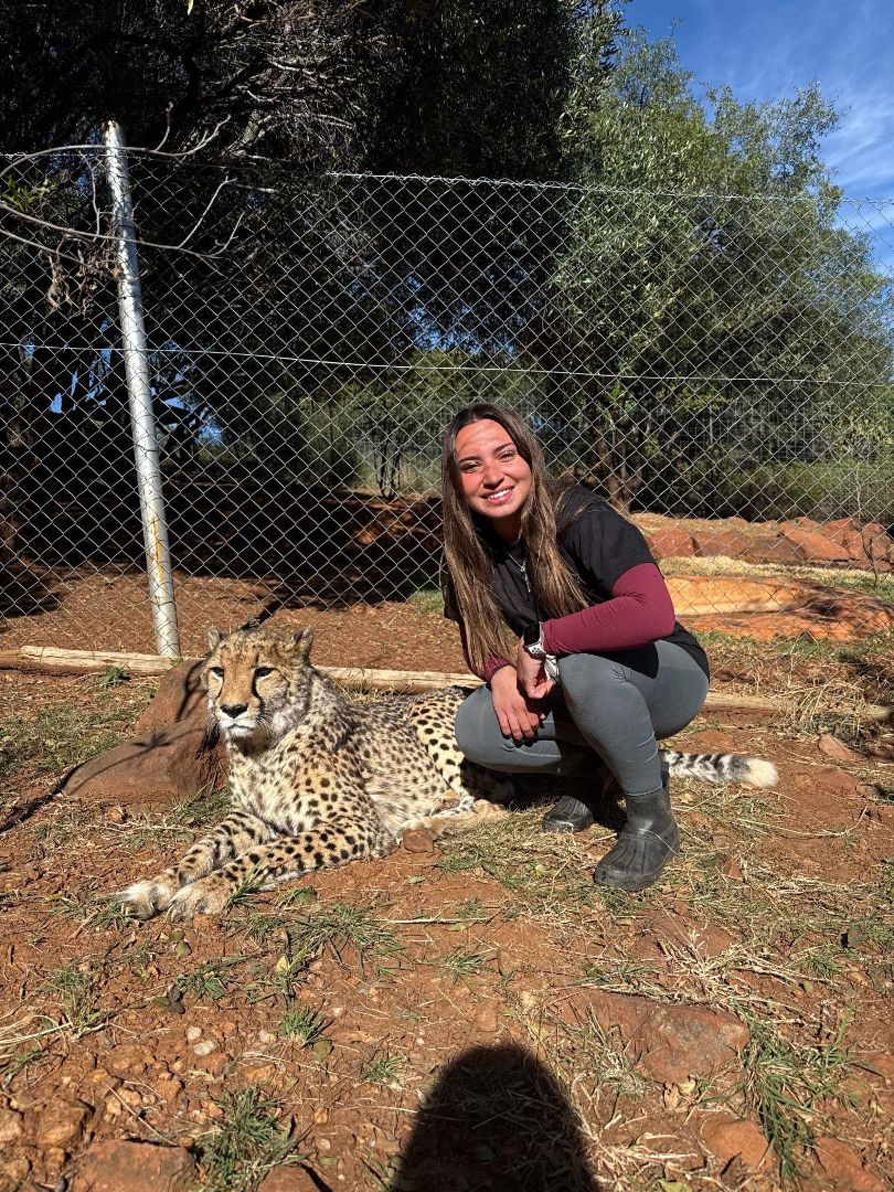 Aleksandra posing with a cheetah