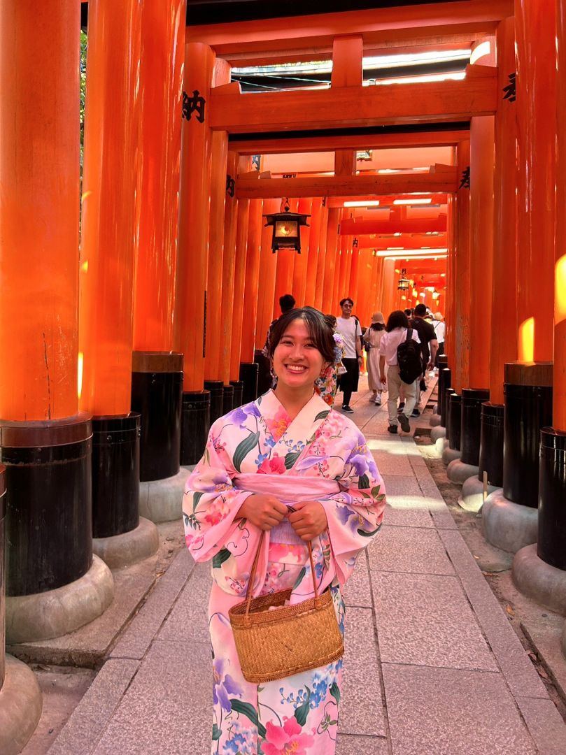 Adele in Japanese kimono at a shrine